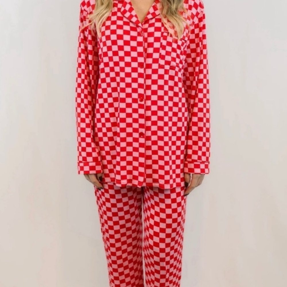 ISO: mallory Ervin in my Sundays red and pink checkered pajamas. Need size large